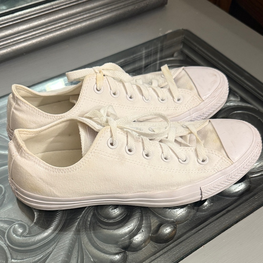 Converse 7.5 Men’s 9.5 Womens Unisex White Canvas Sneakers
